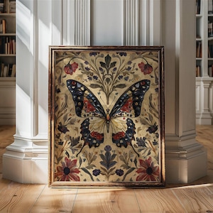 Puede incluir: Impresi&oacute;n art&iacute;stica enmarcada de una mariposa. La obra presenta una mariposa detallada con alas azules, rojas y amarillas, sobre un fondo beige con patrones florales y de hojas. El marco es de color marr&oacute;n oscuro.
