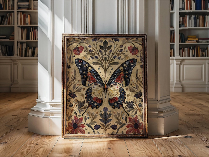 Puede incluir: Impresi&oacute;n art&iacute;stica enmarcada de una mariposa. La obra presenta una mariposa detallada con alas azules, rojas y amarillas, sobre un fondo beige con patrones florales y de hojas. El marco es de color marr&oacute;n oscuro.