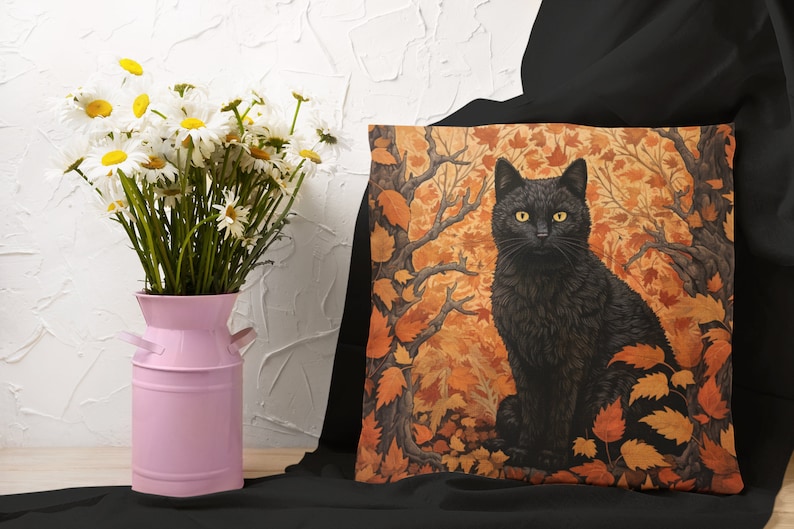 Pu&ograve; includere: Un gatto nero con occhi gialli seduto in una foresta di foglie arancioni e marroni. Il gatto guarda direttamente lo spettatore. Lo sfondo &egrave; di colore marrone scuro e arancione.