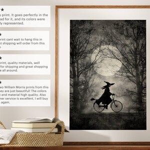 K&ouml;nnte beinhalten: Schwarz-Wei&szlig;-Kunstdruck mit Rahmen, der eine Hexe auf einem Fahrrad vor einem Vollmond zeigt. Das Kunstwerk hat eine Vintage- und gruselige &Auml;sthetik mit kahlen B&auml;umen im Hintergrund.