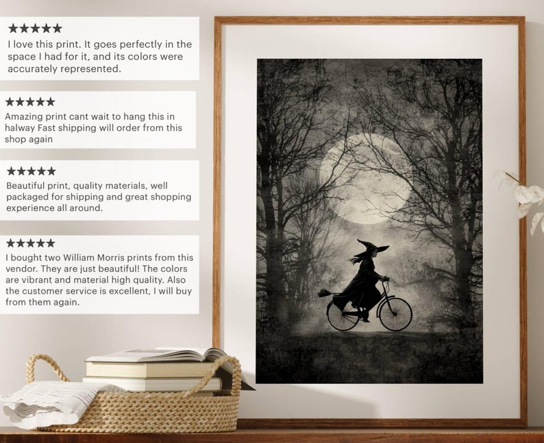 K&ouml;nnte beinhalten: Schwarz-Wei&szlig;-Kunstdruck mit Rahmen, der eine Hexe auf einem Fahrrad vor einem Vollmond zeigt. Das Kunstwerk hat eine Vintage- und gruselige &Auml;sthetik mit kahlen B&auml;umen im Hintergrund.