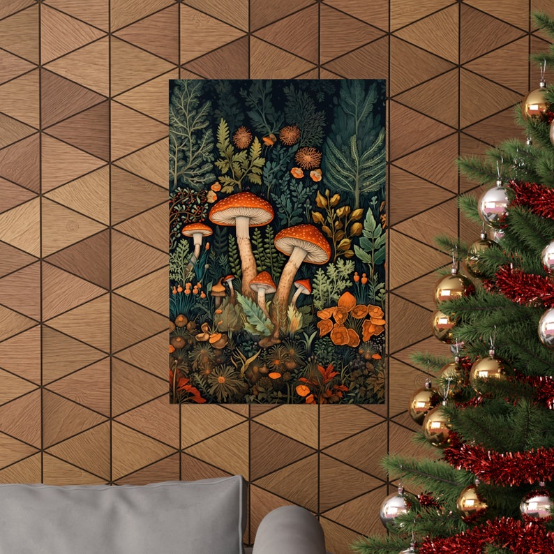 Op de afbeelding: Een donkere, fantasievolle illustratie van een bos sc&egrave;ne met oranje en rode paddenstoelen die tussen groen gebladerte groeien. De paddenstoelen zijn van verschillende groottes en vormen, sommige hebben witte vlekken.