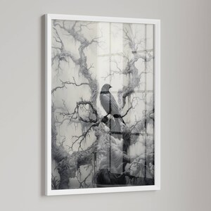 K&ouml;nnte beinhalten: Ein gerahmter Schwarzwei&szlig;druck eines Vogels, der auf einem Ast eines Baumes mit nebligem Hintergrund sitzt.