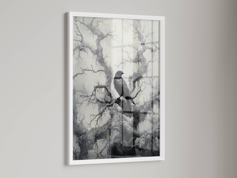 K&ouml;nnte beinhalten: Ein gerahmter Schwarzwei&szlig;druck eines Vogels, der auf einem Ast eines Baumes mit nebligem Hintergrund sitzt.