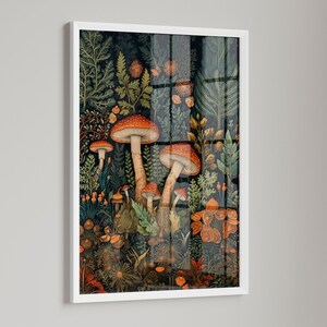 Op de afbeelding: Een ingelijste illustratie van een bos sc&egrave;ne met verschillende paddenstoelen in tinten rood, oranje en bruin. De paddenstoelen worden omringd door groen gebladerte en andere planten.