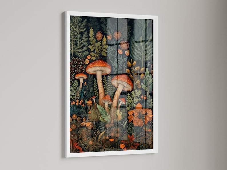 Op de afbeelding: Een ingelijste illustratie van een bos sc&egrave;ne met verschillende paddenstoelen in tinten rood, oranje en bruin. De paddenstoelen worden omringd door groen gebladerte en andere planten.