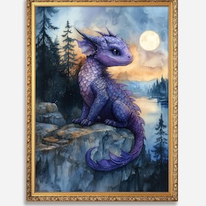Puede incluir: Una impresión artística enmarcada que muestra un dragón morado sentado en un acantilado rocoso. La escena incluye un bosque oscuro, un lago tranquilo y una luna llena en el cielo. El marco es ornamentado y dorado con un borde decorativo texturizado.