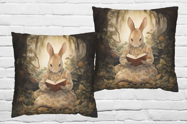 K&ouml;nnte beinhalten: Zwei Kissenbez&uuml;ge mit einer Waldszene, in der ein Kaninchen ein Kleid tr&auml;gt und ein Buch liest. Die Kissen haben einen dunkelbraunen Hintergrund mit gr&uuml;nem Laub und einem hellbraunen Kaninchen.