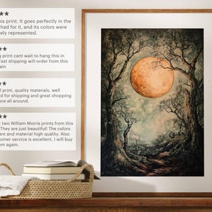 Puede incluir: Una impresi&oacute;n enmarcada de una pintura de acuarela que representa una gran luna naranja elev&aacute;ndose sobre un bosque oscuro. Los &aacute;rboles est&aacute;n silueteados contra la luna, y el camino que conduce al bosque es visible en primer plano.