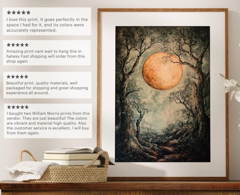 Puede incluir: Una impresi&oacute;n enmarcada de una pintura de acuarela que representa una gran luna naranja elev&aacute;ndose sobre un bosque oscuro. Los &aacute;rboles est&aacute;n silueteados contra la luna, y el camino que conduce al bosque es visible en primer plano.