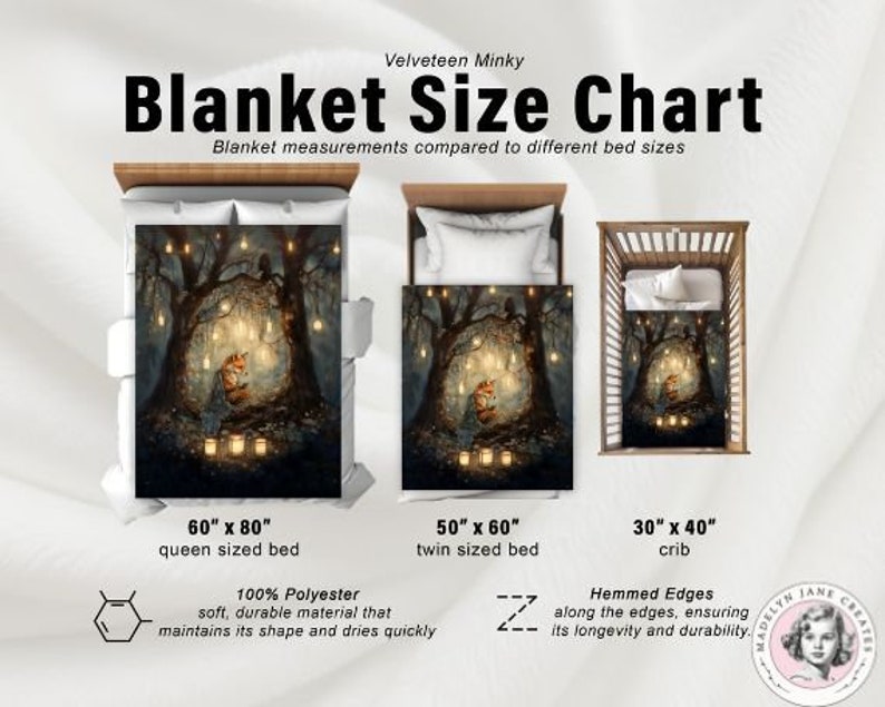 K&ouml;nnte beinhalten: Eine Decken-Gr&ouml;&szlig;entabelle zeigt die Gr&ouml;&szlig;en Queen (152cm x 203cm), Doppelbett (127cm x 152cm) und Kinderbett (76cm x 101cm). Die Decken zeigen eine Waldszene mit einem Fuchs und Lichtern. Der Text lautet "Velveteen Minky" und "100% Polyester".