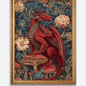 Puede incluir: Una lámina de arte mural enmarcada que muestra un dragón rojo posado sobre grandes setas rojas con puntos blancos. El fondo es un denso patrón botánico de hojas verde azulado y flores de color crema, todo en un marco dorado.