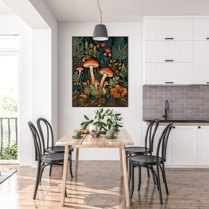 Op de afbeelding: Een ingelijste illustratie van een bos sc&egrave;ne met paddenstoelen, varens en andere planten. De paddenstoelen zijn rood en wit met bruine stelen. De achtergrond is donkergroen.