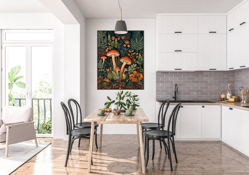Op de afbeelding: Een ingelijste illustratie van een bos sc&egrave;ne met paddenstoelen, varens en andere planten. De paddenstoelen zijn rood en wit met bruine stelen. De achtergrond is donkergroen.
