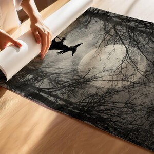 K&ouml;nnte beinhalten: Gerollter Druck mit einer gruseligen Halloween-Szene. Das Kunstwerk zeigt eine Hexe, die vor einem Vollmond fliegt, vor dem Hintergrund kahler B&auml;ume. Die Farbpalette ist haupts&auml;chlich Schwarz, Grau und Wei&szlig;.