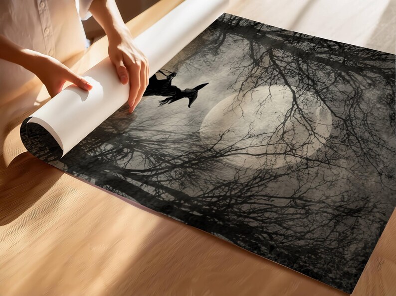 K&ouml;nnte beinhalten: Gerollter Druck mit einer gruseligen Halloween-Szene. Das Kunstwerk zeigt eine Hexe, die vor einem Vollmond fliegt, vor dem Hintergrund kahler B&auml;ume. Die Farbpalette ist haupts&auml;chlich Schwarz, Grau und Wei&szlig;.