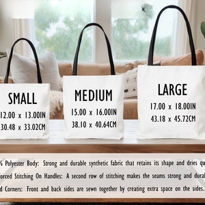 Puede incluir: Tres bolsas de lona blancas con asas negras. Las bolsas est&aacute;n etiquetadas como "Peque&ntilde;a", "Mediana" y "Grande" con medidas en pulgadas y cent&iacute;metros. Las bolsas est&aacute;n hechas de 100% poli&eacute;ster y tienen costuras reforzadas en las asas.