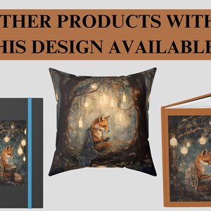K&ouml;nnte beinhalten: Ein Bild zeigt einen Fuchs, der in einem Wald mit h&auml;ngenden Lichtern liest. Das Design ist auf einem Kissen, einem Notizbuch und einem Buch abgebildet. Der Text oben lautet: "WEITERE PRODUKTE MIT DIESEM DESIGN VERF&Uuml;GBAR!"