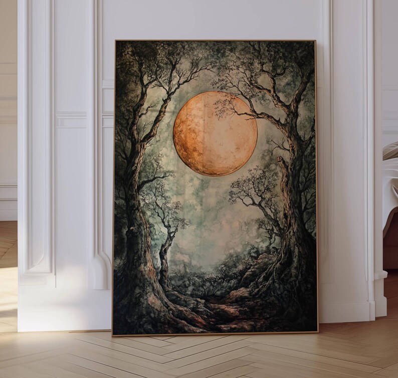 Puede incluir: Una pintura de una gran luna naranja que se eleva sobre un bosque oscuro. La luna est&aacute; parcialmente oculta por los &aacute;rboles, y el bosque est&aacute; lleno de sombras. La pintura tiene una sensaci&oacute;n m&iacute;stica y atmosf&eacute;rica.