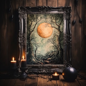 Puede incluir: Una pintura enmarcada que representa una escena de bosque con una gran luna naranja en el cielo. La pintura est&aacute; colocada sobre un fondo de madera oscura con dos velas encendidas y un orbe negro en primer plano.