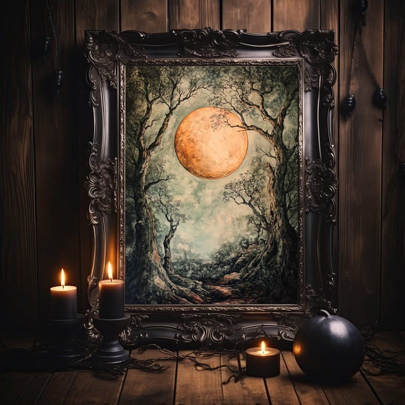 Puede incluir: Una pintura enmarcada que representa una escena de bosque con una gran luna naranja en el cielo. La pintura est&aacute; colocada sobre un fondo de madera oscura con dos velas encendidas y un orbe negro en primer plano.