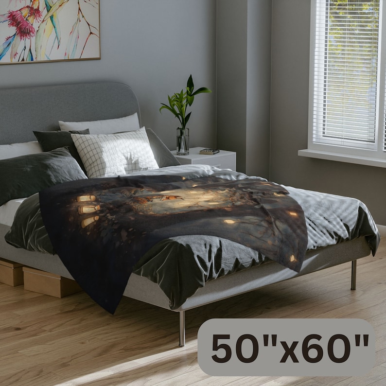 K&ouml;nnte beinhalten: Eine dunkel gef&auml;rbte Decke mit einem Fantasy-Design, die &uuml;ber einem Bett drapiert ist. Die Decke misst 127 cm x 152 cm und zeigt eine detaillierte Illustration mit warmen, leuchtenden Akzenten. Das Kunstwerk zeigt eine Waldszene mit Licht.