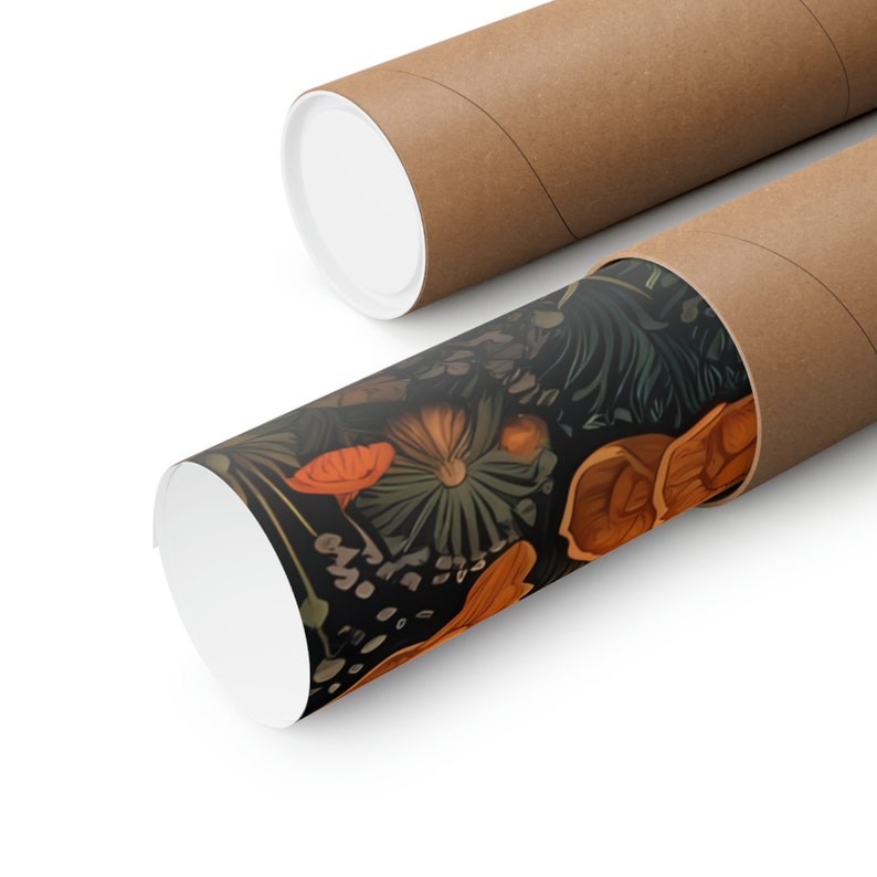 Op de afbeelding: Een opgerolde poster met een donkere achtergrond en een bloemenpatroon in tinten oranje, groen en bruin. De poster zit in een bruine kartonnen buis.