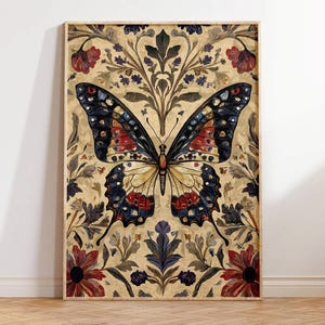 Puede incluir: Una impresi&oacute;n enmarcada que presenta una gran mariposa con intrincados patrones de alas en tonos azules, rojos y amarillos. La mariposa est&aacute; centrada sobre un fondo beige con motivos florales y de hojas, enmarcada en un marco de madera marr&oacute;n claro. La obra de arte tiene una est&eacute;tica vintage.