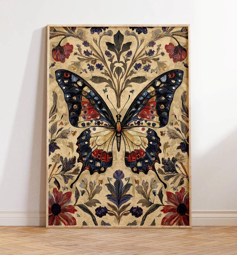 Puede incluir: Una impresi&oacute;n enmarcada que presenta una gran mariposa con intrincados patrones de alas en tonos azules, rojos y amarillos. La mariposa est&aacute; centrada sobre un fondo beige con motivos florales y de hojas, enmarcada en un marco de madera marr&oacute;n claro. La obra de arte tiene una est&eacute;tica vintage.
