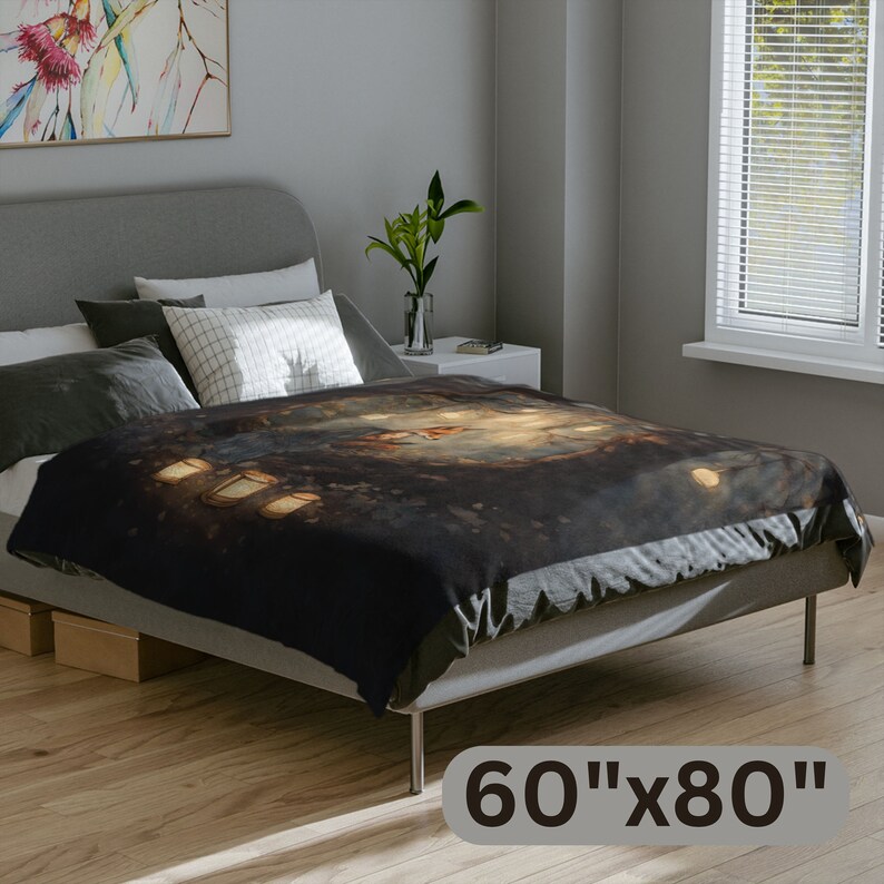 K&ouml;nnte beinhalten: Eine dunkle Decke mit einem k&uuml;nstlerischen Design, drapiert &uuml;ber einem Bett. Die Decke misst 152 cm x 203 cm und weist einen zentralen, beleuchteten Bereich mit einer weichen, verschwommenen &Auml;sthetik auf. Die Gesamtpalette ist dunkel mit warmen Highlights.