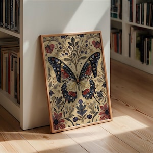 Puede incluir: Una impresi&oacute;n art&iacute;stica enmarcada con una ilustraci&oacute;n detallada de una mariposa. La mariposa tiene marcas azules, rojas y amarillas sobre un fondo floral beige. La obra de arte est&aacute; en un marco de madera, apoyada contra una pared blanca cerca de una estanter&iacute;a.