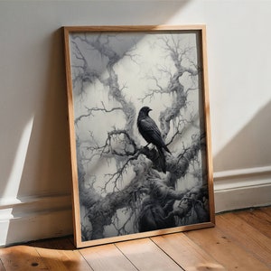 K&ouml;nnte beinhalten: Eine gerahmte Schwarzwei&szlig;illustration eines Rabens, der auf einem Ast eines kahlen Baumes sitzt. Der Baum ist mit komplizierten Details und einem nebligen Hintergrund dargestellt.