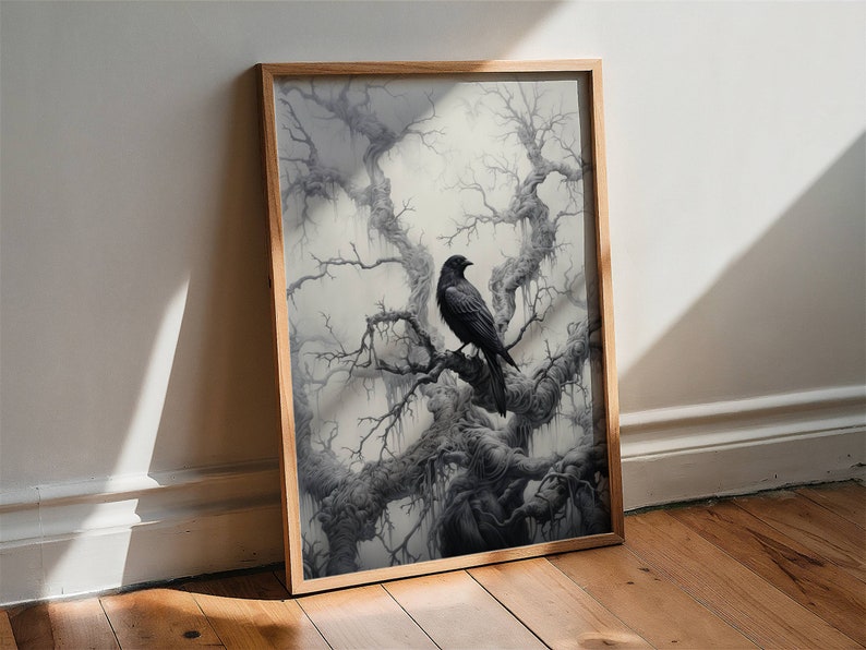 K&ouml;nnte beinhalten: Eine gerahmte Schwarzwei&szlig;illustration eines Rabens, der auf einem Ast eines kahlen Baumes sitzt. Der Baum ist mit komplizierten Details und einem nebligen Hintergrund dargestellt.