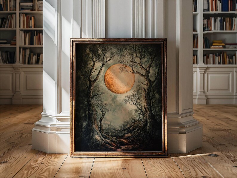 Puede incluir: Una pintura enmarcada que representa una escena de bosque con una gran luna naranja en el cielo. Los &aacute;rboles son de color verde oscuro y la luna est&aacute; rodeada por un suave resplandor blanco.