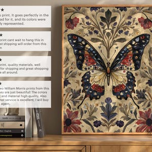 Puede incluir: Impresi&oacute;n enmarcada que presenta una mariposa detallada con intrincados patrones de alas en tonos azules, rojos y crema. La mariposa est&aacute; centrada sobre un fondo beige con motivos florales y de hojas. La impresi&oacute;n est&aacute; en un marco de madera.