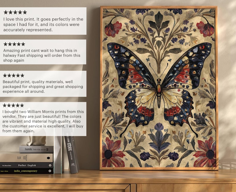 Puede incluir: Impresi&oacute;n enmarcada que presenta una mariposa detallada con intrincados patrones de alas en tonos azules, rojos y crema. La mariposa est&aacute; centrada sobre un fondo beige con motivos florales y de hojas. La impresi&oacute;n est&aacute; en un marco de madera.