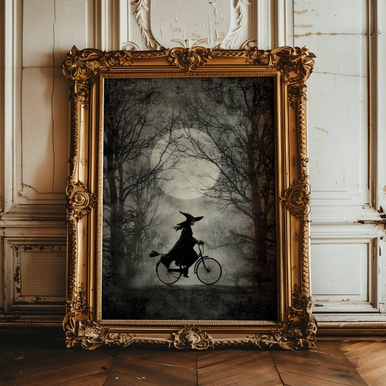 K&ouml;nnte beinhalten: Gerahmter Druck mit einer Silhouette einer Hexe auf einem Fahrrad in einem dunklen Wald unter einem Vollmond. Das Kunstwerk befindet sich in einem verzierten Goldrahmen vor einem Hintergrund aus abgenutzten wei&szlig;en Paneelen und einem Holzboden.