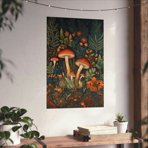 Op de afbeelding: Een digitale illustratie van een bos sc&egrave;ne met een verscheidenheid aan paddenstoelen in tinten rood en oranje. De paddenstoelen worden omringd door weelderig groen en bloemen.