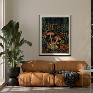 Op de afbeelding: Een ingelijste print van een botanische illustratie met een groep oranje en rode paddenstoelen in een donkergroene bosomgeving.