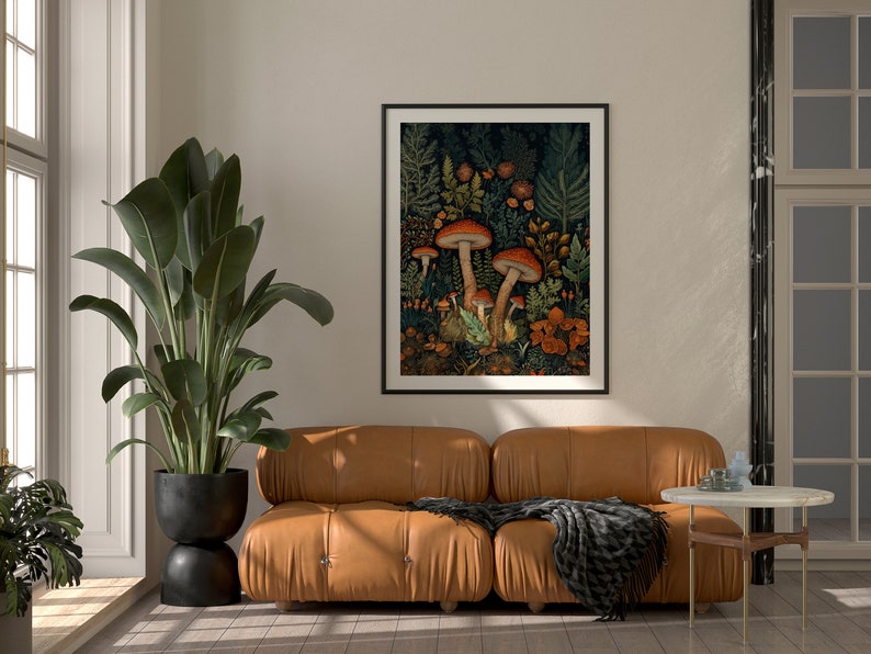 Op de afbeelding: Een ingelijste print van een botanische illustratie met een groep oranje en rode paddenstoelen in een donkergroene bosomgeving.