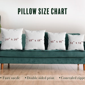 Pu&ograve; includere: Una tabella delle dimensioni per cuscini, che mostra quattro dimensioni diverse: 20" x 20", 18" x 18", 16" x 16" e 14" x 14". I cuscini sono esposti su un divano turchese contro una parete bianca. La tabella elenca anche le caratteristiche del cuscino: finta pelle scamosciata, stampa su entrambi i lati e cerniera nascosta.