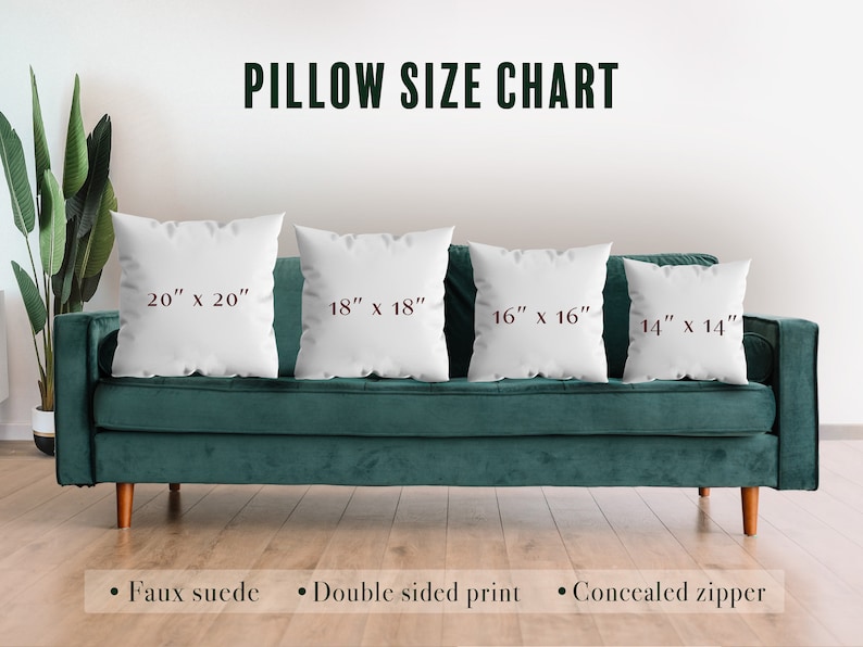 Pu&ograve; includere: Una tabella delle dimensioni per cuscini, che mostra quattro dimensioni diverse: 20" x 20", 18" x 18", 16" x 16" e 14" x 14". I cuscini sono esposti su un divano turchese contro una parete bianca. La tabella elenca anche le caratteristiche del cuscino: finta pelle scamosciata, stampa su entrambi i lati e cerniera nascosta.