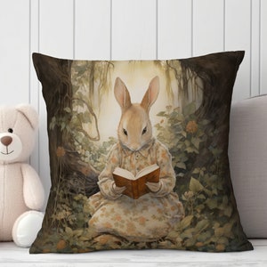 K&ouml;nnte beinhalten: Ein braunes Kaninchen in einem Blumenkleid sitzt in einer Waldlandschaft und liest ein Buch. Das Kaninchen ist von gr&uuml;nem Laub und einem gro&szlig;en Baumstamm umgeben.
