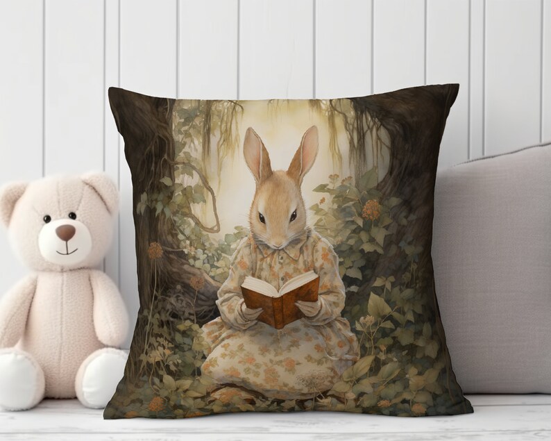 K&ouml;nnte beinhalten: Ein braunes Kaninchen in einem Blumenkleid sitzt in einer Waldlandschaft und liest ein Buch. Das Kaninchen ist von gr&uuml;nem Laub und einem gro&szlig;en Baumstamm umgeben.