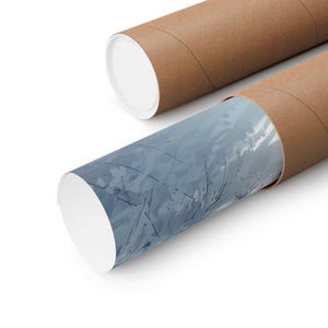 Puede incluir: Dos tubos de cart&oacute;n marr&oacute;n para p&oacute;ster, uno abierto para revelar una impresi&oacute;n enrollada con un dise&ntilde;o abstracto azul y gris. La impresi&oacute;n presenta patrones similares a pinceladas y l&iacute;neas oscuras. Los tubos est&aacute;n sobre un fondo blanco.