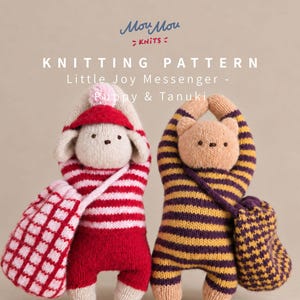 Könnte beinhalten: Zwei gestrickte Stofftiere, ein Welpe und ein Tanuki, mit erhobenen Armen. Der Welpe trägt eine rote Mütze und ein rot-weiß gestreiftes Outfit mit einer rosa karierten Tasche. Der Tanuki trägt ein gelb-lila gestreiftes Outfit mit passender Tasche.