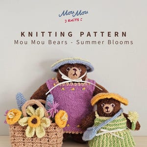 Op de afbeelding: Een breipatroon getiteld Mou Mou Bears - Summer Blooms met twee bruine gebreide beren. De ene beer draagt een paarse jurk en blauwe hoed, de andere een groene jurk en gele hoed. Een beige gebreide mand bevat gele en blauwe bloemen.
