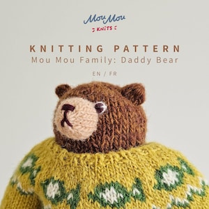 Peut inclure: Un patron de tricot intitulé Mou Mou Family: Daddy Bear montrant un ours en peluche tricoté marron portant un pull jaune avec des motifs géométriques verts et blancs. Le texte Mou Mou Knits est visible en haut de la page en bleu et rouge.