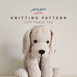 Pode incluir: Um brinquedo de cachorrinho macio de malha bege claro, com um nariz castanho e olhos pretos. A imagem também inclui o texto "Mou Mou Knits" e "Knitting Pattern Soft Puppy Toy EN / FR".