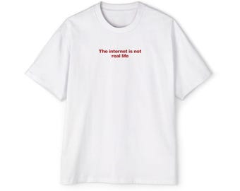 The Internet Is Not Real Life - Schweres übergroßes minimalistisches Slogan-T-Shirt